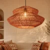 Lampadari Moderni-Selezionato da Mazzolaluce Lampadario di rattan rosso intrecciato per soggiorno