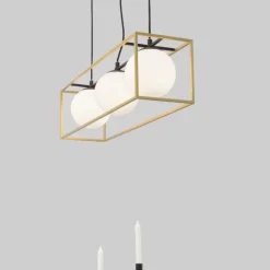 Lampadari Cucina-Selezionato da Mazzolaluce Lampadario dorato per tavolo da cucina sfere vetro bianco