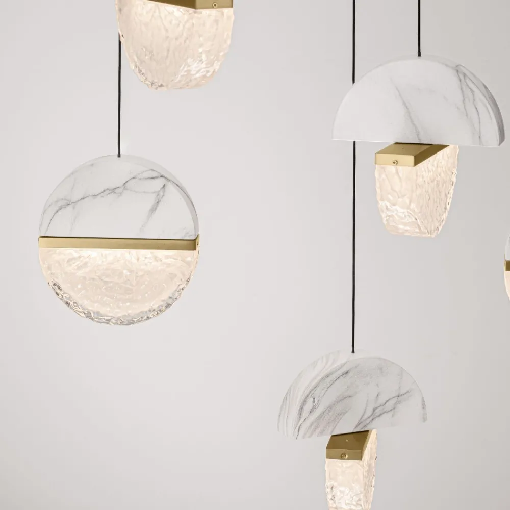 Lampadari Moderni-Selezionato da Mazzolaluce Lampadario elegante in marmo bianco e vetro 8 pendenti per tavolo soggiorno