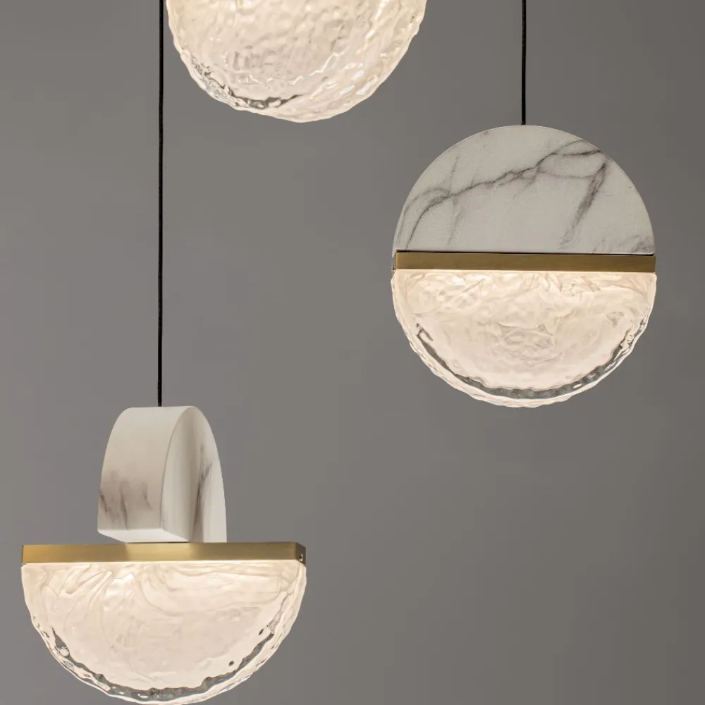 Lampadari Moderni-Selezionato da Mazzolaluce Lampadario elegante in marmo bianco e vetro 8 pendenti per tavolo soggiorno
