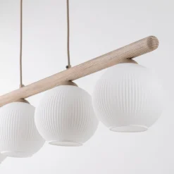 Lampadari Cucina-Selezionato da Mazzolaluce Lampadario in legno e vetro per tavolo da cucina