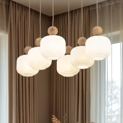 Lampadari Moderni-Selezionato da Mazzolaluce Lampadario in legno e vetro per soggiorno moderno con pendenti a sospensione