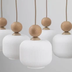 Lampadari Moderni-Selezionato da Mazzolaluce Lampadario in legno e vetro per soggiorno moderno con pendenti a sospensione