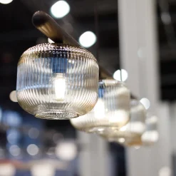 Lampadari Moderni-Selezionato da Mazzolaluce Lampadario in legno sfere di vetro cognac trasparente per sala da pranzo