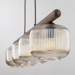 Lampadari Moderni-Selezionato da Mazzolaluce Lampadario in legno sfere di vetro cognac trasparente per sala da pranzo