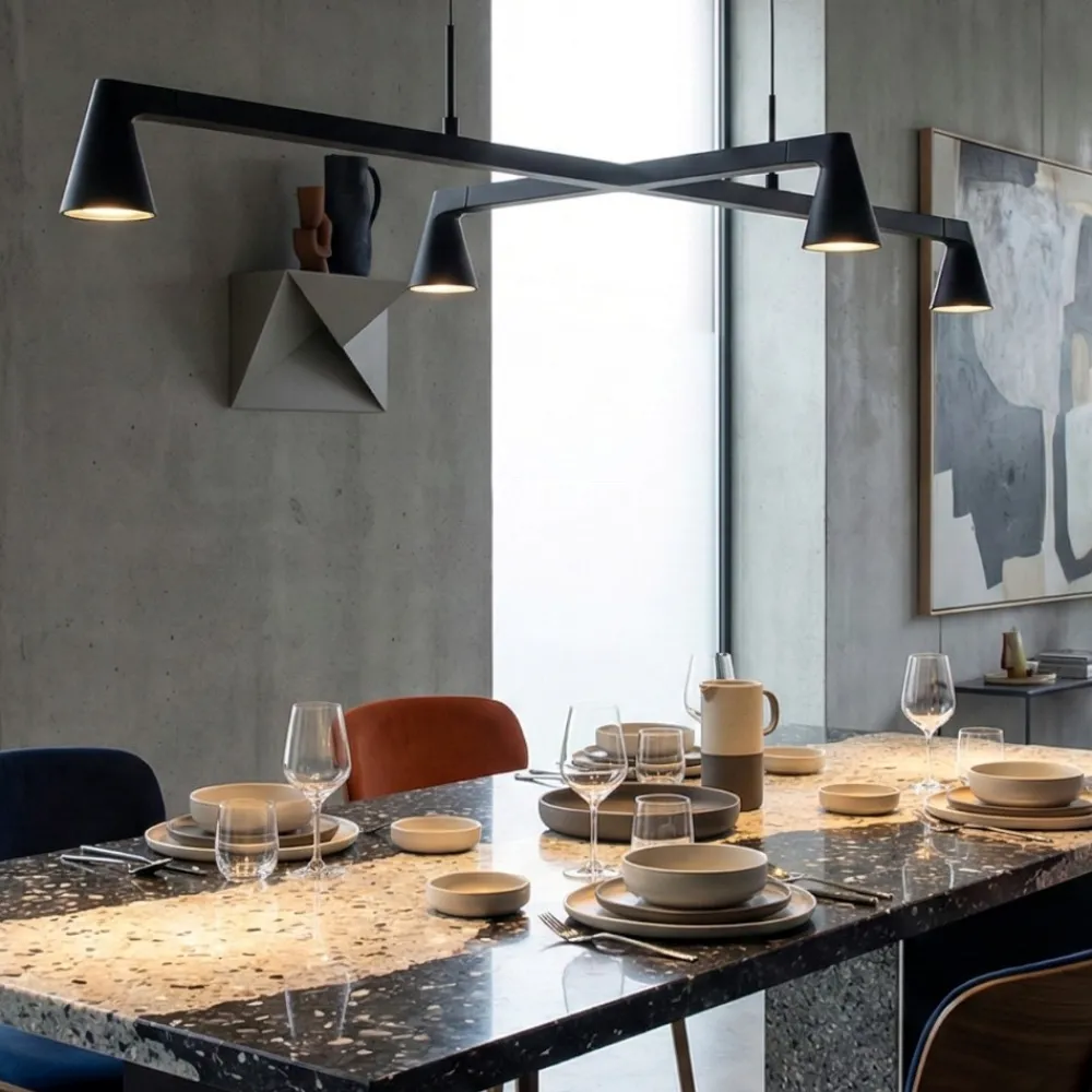 Lampadari Moderni-Selezionato da Mazzolaluce Lampadario led nero design moderno per illuminazione tavolo