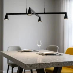 Lampadari Moderni-Selezionato da Mazzolaluce Lampadario led nero design moderno per illuminazione tavolo