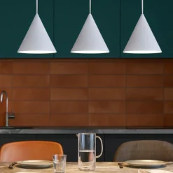 Lampadari Cucina-Selezionato da Mazzolaluce Lampadario 3 luci pendenti bianco coni