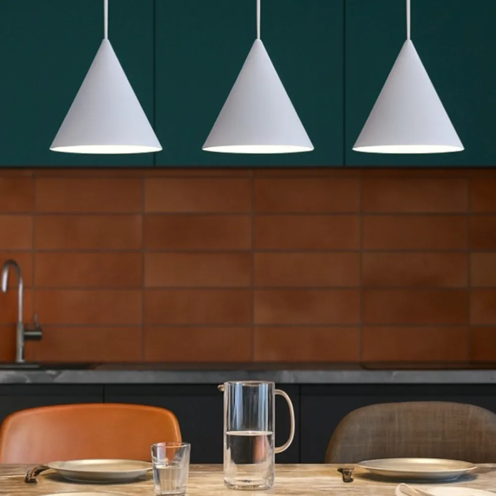 Lampadari Cucina-Selezionato da Mazzolaluce Lampadario 3 luci pendenti bianco coni