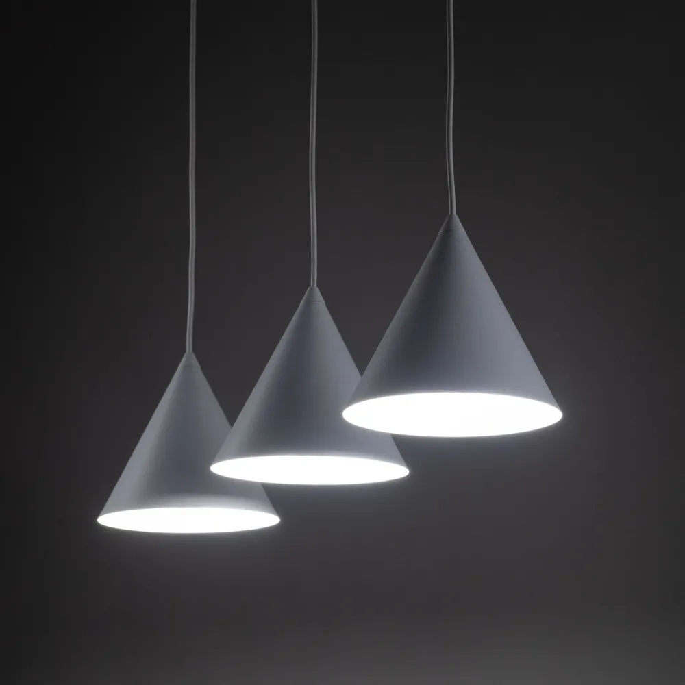 Lampadari Cucina-Selezionato da Mazzolaluce Lampadario 3 luci pendenti bianco coni