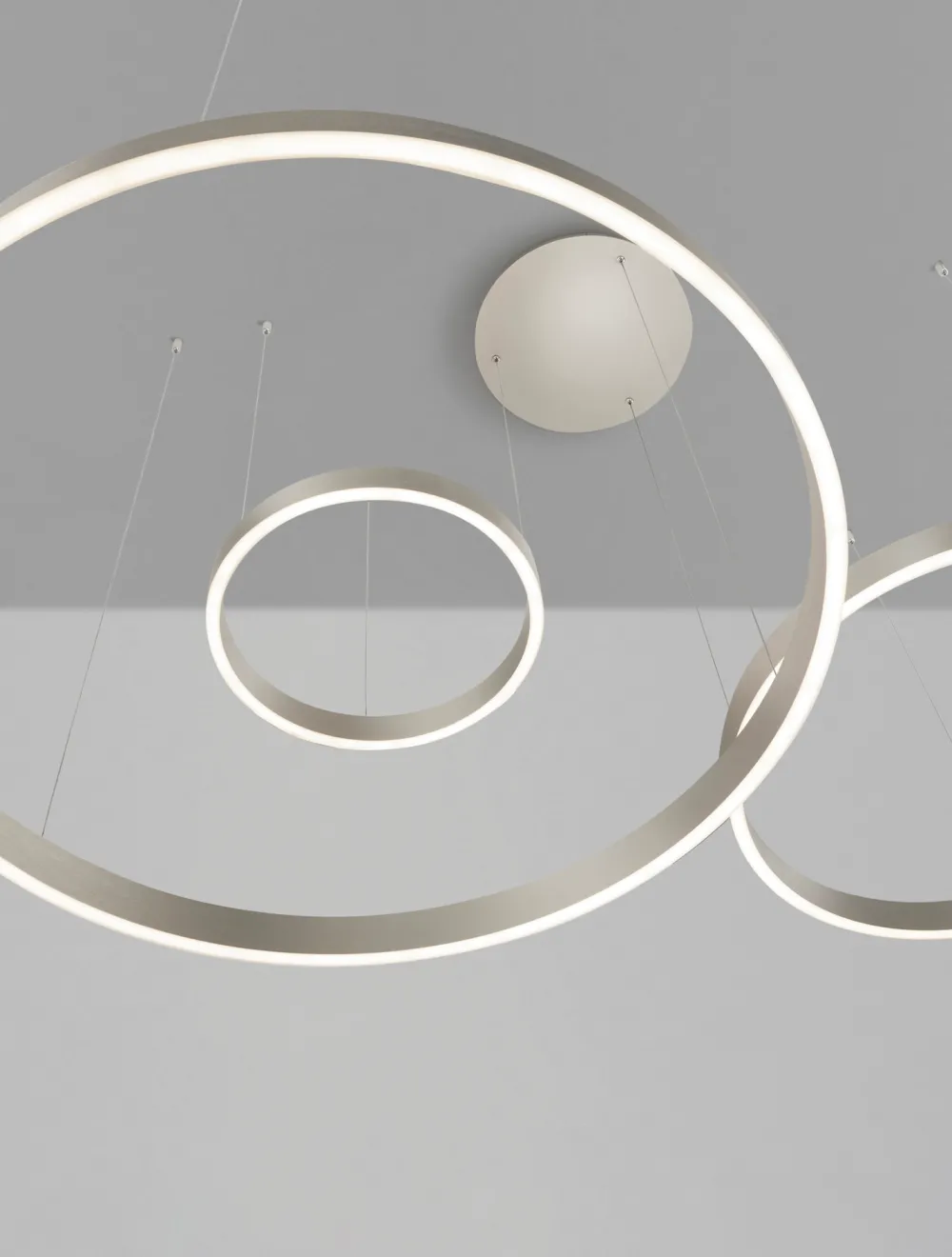 Lampadari Moderni-Selezionato da Mazzolaluce Lampadario moderno cerchi champagne argento per soggiorno