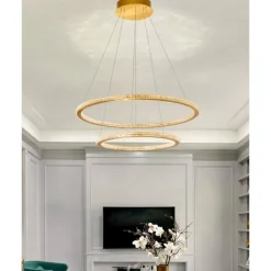 Lampadari Moderni-Selezionato da Mazzolaluce Lampadario moderno cerchi led oro per soggiorno contemporaneo