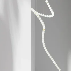 Lampadari Moderni-Selezionato da Mazzolaluce Lampadario moderno design dettagli oro led 3000k vetro bianco opaco e oro