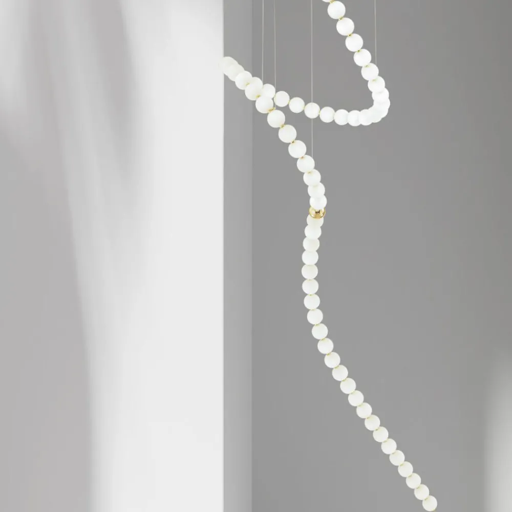 Lampadari Moderni-Selezionato da Mazzolaluce Lampadario moderno design dettagli oro led 3000k vetro bianco opaco e oro