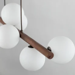 Lampadari Moderni-Selezionato da Mazzolaluce Lampadario moderno di legno per soggiorno sfere vetro bianco