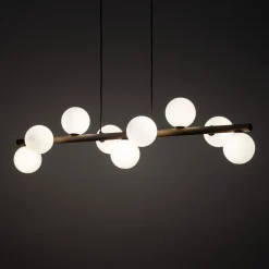 Lampadari Moderni-Selezionato da Mazzolaluce Lampadario moderno di legno per soggiorno sfere vetro bianco