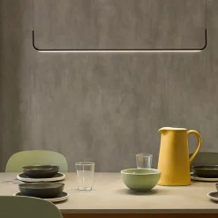 Lampadari Moderni-Selezionato da Mazzolaluce Lampadario moderno orizzontale nero per tavolo da pranzo