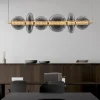 Lampadari Moderni-Selezionato da Mazzolaluce Lampadario moderno orizzontale per soggiorno contemporaneo