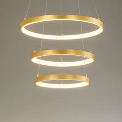 Lampadari Moderni-Selezionato da Mazzolaluce Lampadario moderno per salotto 3 anelli led 3000k dimmerabile foglia oro