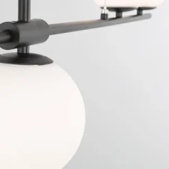 Lampadari Moderni-Selezionato da Mazzolaluce Lampadario moderno per soggiorno nero sfere vetro bianco