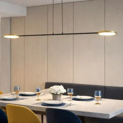 Lampadari Moderni-Selezionato da Mazzolaluce Lampadario moderno per tavolo da pranzo nero oro led 3000k luci orientabili