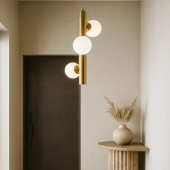 Lampadari Moderni-Selezionato da Mazzolaluce Lampadario moderno verticale oro tre vetri bianchi