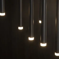 Lampadari Moderni-Selezionato da Mazzolaluce Lampadario nero design pendenti led per soggiorno moderno