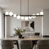 Lampadari Moderni-Selezionato da Mazzolaluce Lampadario nero design sfere vetro bianco per soggiorno moderno