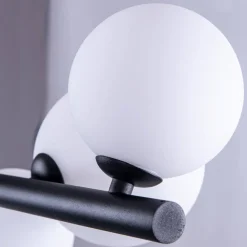 Lampadari Moderni-Selezionato da Mazzolaluce Lampadario nero design sfere vetro bianco per soggiorno moderno