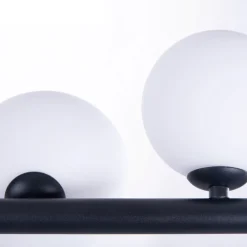 Lampadari Moderni-Selezionato da Mazzolaluce Lampadario nero design sfere vetro bianco per soggiorno moderno