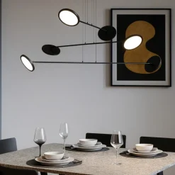 Lampadari Moderni-Selezionato da Mazzolaluce Lampadario nero minimale moderno per sala da pranzo