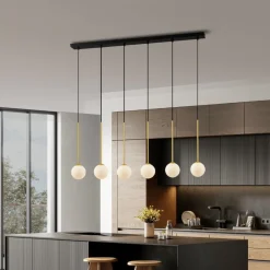Lampadari Moderni-Selezionato da Mazzolaluce Lampadario nero oro sfere di vetro bianco per tavolo soggiorno