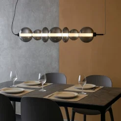 Lampadari Moderni-Selezionato da Mazzolaluce Lampadario orizzontale moderno con sfere di vetro per soggiorno