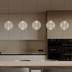Lampadari Moderni-Selezionato da Mazzolaluce Lampadario oro con pendenti sfere di vetro ondulato trasparente per sala da pranzo