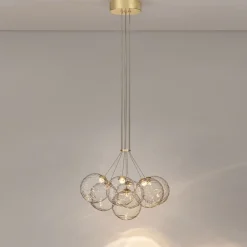 Lampadari Moderni-Selezionato da Mazzolaluce Lampadario oro sfere raggruppate trasparenti ondulate per sala da pranzo contemporanea