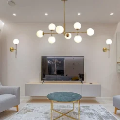 Lampadari Moderni-Selezionato da Mazzolaluce Lampadario oro sfere vetro bianco per soggiorno moderno