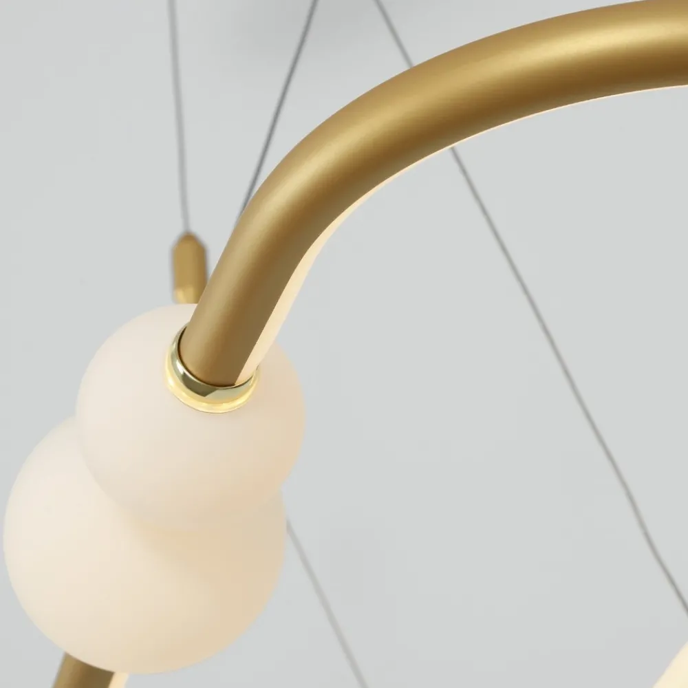 Lampadari Moderni-Selezionato da Mazzolaluce Lampadario ovale oro per soggiorno moderno