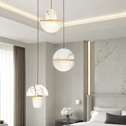 Lampadario Camera Da Letto-Selezionato da Mazzolaluce Lampadario 3 pendenti design marmo bianco e vetro per camera da letto stile contemporaneo