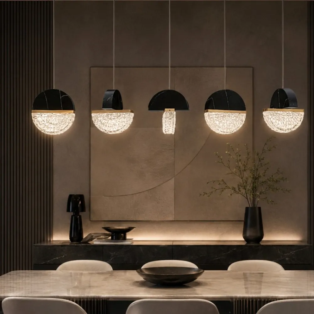 Lampadari Moderni-Selezionato da Mazzolaluce Lampadario 5 pendenti vetro e marmo nero a sospensione per tavolo sala da pranzo