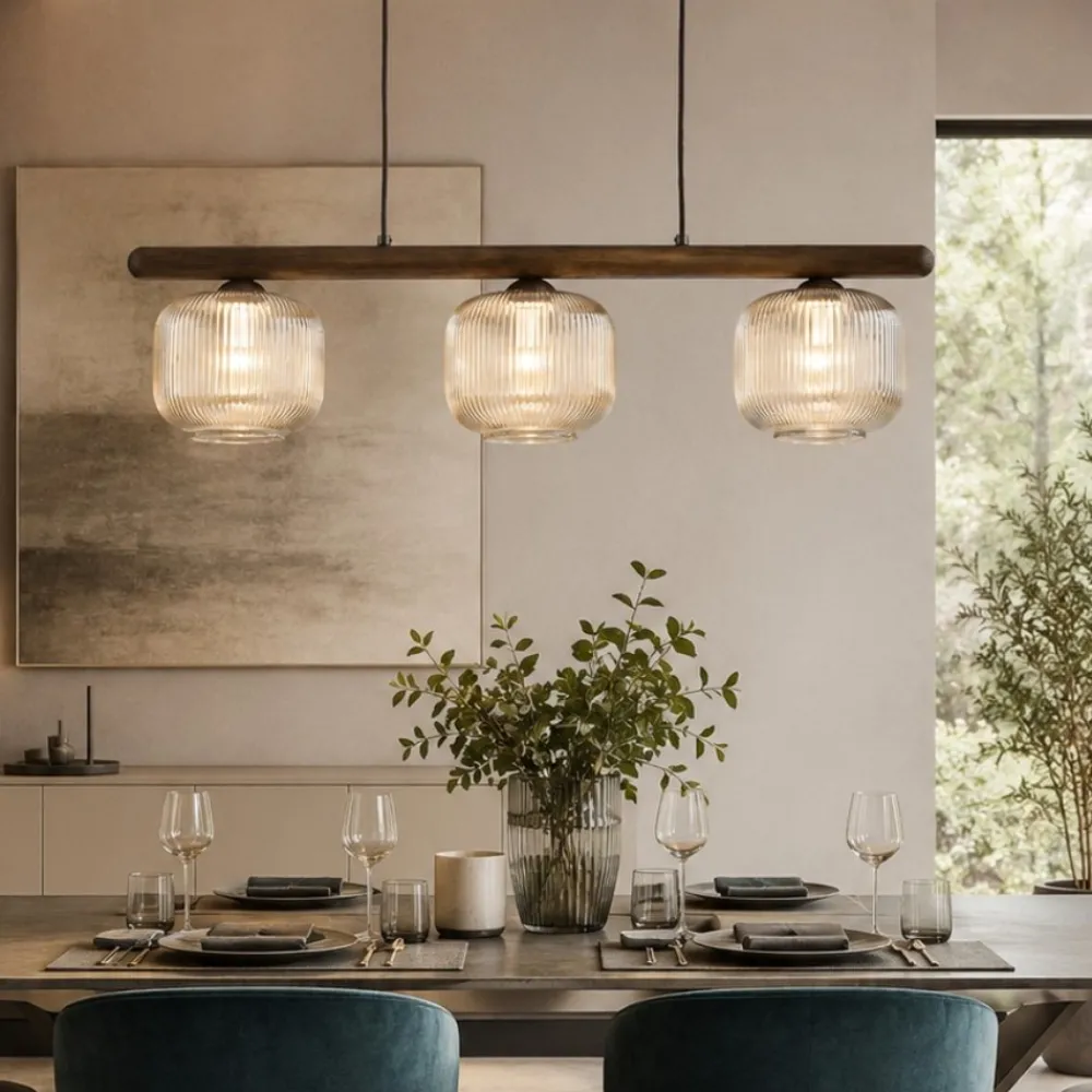 Lampadari Cucina-Selezionato da Mazzolaluce Lampadario per cucina barra di legno vetri rigati cognac