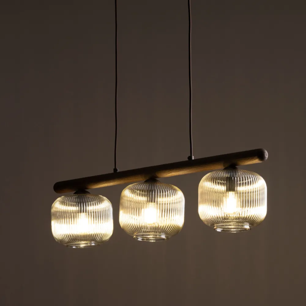 Lampadari Cucina-Selezionato da Mazzolaluce Lampadario per cucina barra di legno vetri rigati cognac