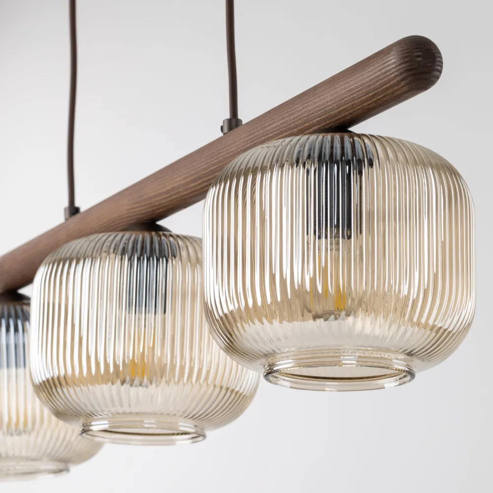 Lampadari Cucina-Selezionato da Mazzolaluce Lampadario per cucina barra di legno vetri rigati cognac