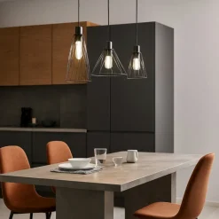 Lampadari Cucina-Selezionato da Mazzolaluce Lampadario per cucina lineare nero tre elementi diffusori a gabbia