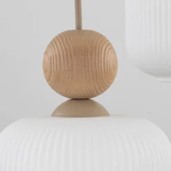 Lampadari Cucina-Selezionato da Mazzolaluce Lampadario per cucina moderna inserti in legno sfere di vetro a sospensione