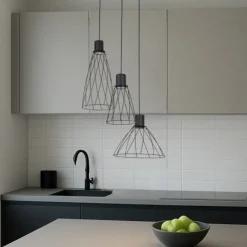 Lampadari Cucina-Selezionato da Mazzolaluce Lampadario per cucina nero tre elementi diffusori a gabbia