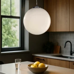 Lampadari Cucina-Selezionato da Mazzolaluce Lampadario per cucina sfera 40cm vetro bianco lucido