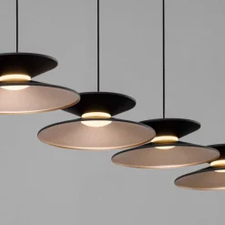 Lampadari Moderni-Selezionato da Mazzolaluce Lampadario per illuminare tavolo da soggiorno nero oro moderno