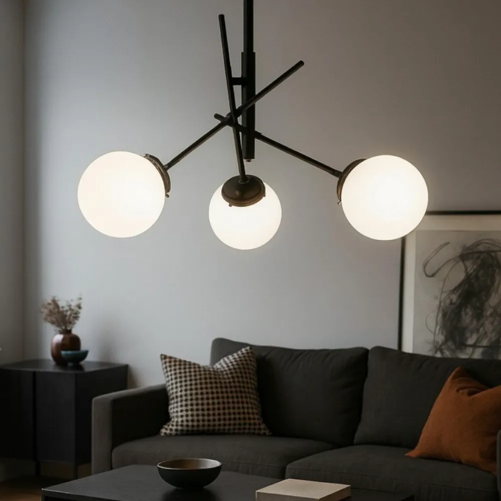 Lampadari Moderni-Selezionato da Mazzolaluce Lampadario per salotto moderno nero sfere vetro bianco