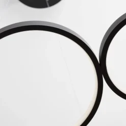 Lampadari Moderni-Selezionato da Mazzolaluce Lampadario per soggiorno moderno cerchi nero led dimmerabile