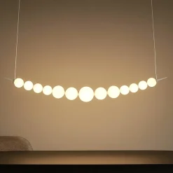 Lampadari Moderni-Selezionato da Mazzolaluce Lampadario per soggiorno sfere vetro bianco opaco led dimmerabile 3000k